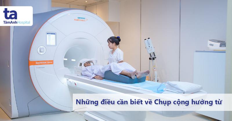 Hình minh họa các rủi ro sức khỏe liên quan đến huyết áp kẹt, như hình ảnh bộ não và trái tim bị ảnh hưởng